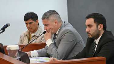 Pablo Parra a la izquierda juntos su abogado en la audiencia en Cipolletti. (fotos Florencia Salto). 