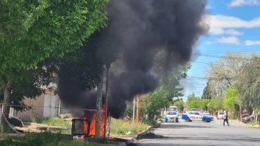 Los bomberos debieron controlar el fuego en la casa quemada. (Foto: gentileza)
