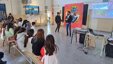 Técnicos de la distribuidora y un licenciado en Educación Física llevan adelante los talleres en las escuelas de Río Negro.