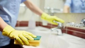 Empleadas domésticas: Qué significa trabajar sin retiro y de cuánto es el sueldo en noviembre