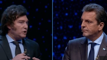 Durante casi un minuto, Sergio Massa y Javier Milei permanecieron frente a sus atriles. De un lado, se escuchaba el “Massa presidente” y del otro, “la casta tiene miedo”.
