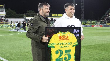Lisandro Martínez recibió un reconocimiento en la previa al encuentro.