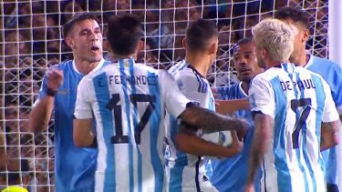 Ugarte y un gesto obsceno ante De Paul.