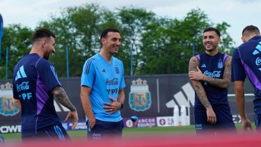 Messi, Scaloni y Paredes, que podía ganarse un lugar, durante la práctica de Argentina en Ezeiza.