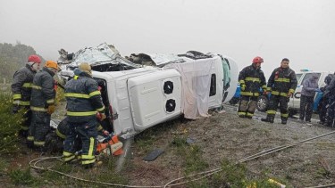El choque ocurrió la mañana del sábado, en cercanías del kilómetro 2080 de la Ruta Nacional 40. Foto Gentileza Bomberos VLA