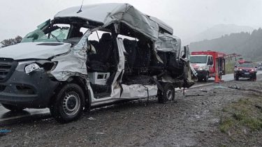 Accidente fatal en la Ruta 40, entre Villa la Angostura y Bariloche: siete de las 13 personas que viajaban en la combi, murieron. (Foto gentileza bomberos de Villa la Angostura)