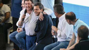 Los mandatarios electos de Río Negro y Neuquén y el actual de Neuquén acompañaron a Sergio Massa en Cipolletti (Matías Subat)