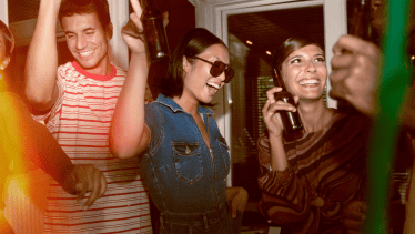 La “bomba de humo” cuando te vas de las fiestas te puede ahorrar hasta dos días al año, confirma un estudio