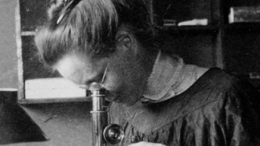 A pesar de su condición de mujer y sus limitaciones económicas, Nettie ahorró por más de diez años para poder financiarse sus estudios. Logró licenciarse y hacer una maestría en la Universidad de Standford. Crédito: Enciclopedia Británica.