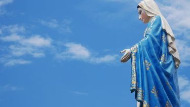 La virgen María abre sus brazos para recibir a quienes deseen hacerle llegar sus plegarias.-