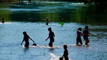 Neuquén sumó la primera muerte por ahogamiento en el Limay en la temporada. foto: Matías Subat
