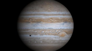 Vista simulada de Júpiter en color verdadero compuesta por cuatro imágenes tomadas por la nave espacial Cassini de la NASA. Europa, una de sus lunas, se puede ver a través de la sombra que proyecta sobre el planeta. Fuente: NASA/JPL/Universidad de Arizona.