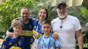 Pampita le regaló las entradas al nene hincha de Boca que rifó la moto de su papá para viajar a Brasil