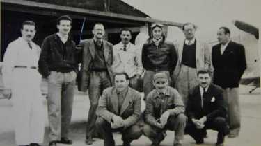 Francisco (parado en tercer lugar de izquierda a derecha) impulsó la creación del Aeroclub de Roca. foto: gentileza familia López Raffo.