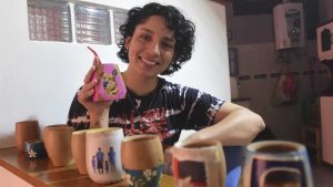 Tamara: el amor por las mascotas se inmortaliza en mates de madera