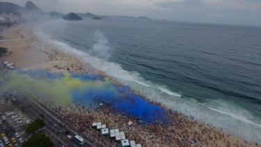 Miles de hinchas de Boca están reunidos en la playa a la espera de la final. Foto: Gentileza. 