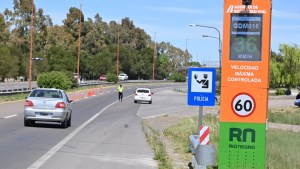 El puente Villarino de Viedma cuenta con un tótem con lector de patentes y control de velocidad