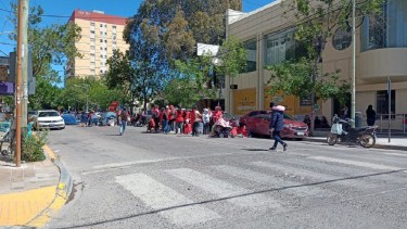 El acampe frente al municipio continuará por tiempo indeterminado. 