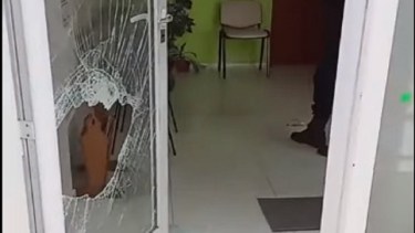 El hecho ocurrió en dos locales ubicados en la calle Fernández Oro. Foto: Gentileza.