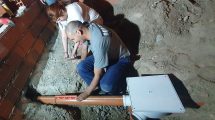 Imagen de Los estudiantes de plomería que realizan trabajos solidarios a familias de Roca