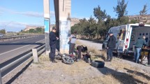 Imagen de Cayó del puente aéreo de Ruta 22 en moto y está grave, en Regina