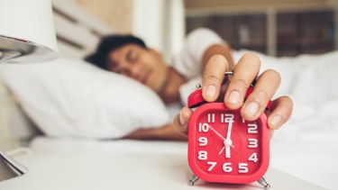 Posponer la alarma al despertarte es un hábito que podría ayudarte. Imagen de jcomp en Freepik