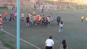 Batalla campal en Añelo &#8211; San Patricio: piñas entre los jugadores y partido suspendido