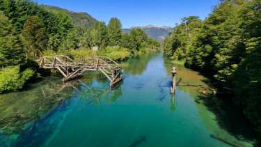 Vista de lo que queda del antiguo puente del Ruca Malen, que era parte del trazado de la Ruta de los Siete Lagos.  La belleza del río y su entorno sigue siendo la de siempre.