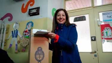 La gobernadora Arabela Carreras votó temprano en la Escuela 321 de Bariloche y dijo tener expectativas por el compromiso de la gente. Foto: Marcelo Martinez