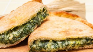 Calzone de espinaca y quesos para chuparse los dedos