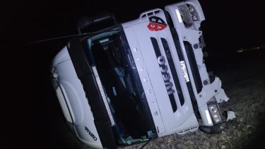 El camión terminó aguas abajo de la presa. Foto gentileza