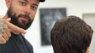 Un peluquero coloca prótesis capilares gratuitas a niños que sufrieron accidentes en Brasil. Fuente: @projeto_joao_taboao en Instagram.