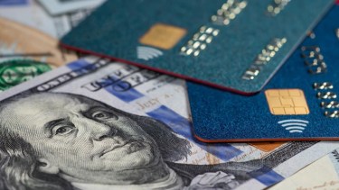Es posible ahorrar hasta un 25% pagando con dólares los saldos en dólares de las tarjetas de crédito. Foto: Archivo.