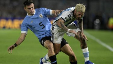 Manuel Ugarte confesó que le pidió perdón a Rodrigo De Paul por el polémico gesto que le hizo.