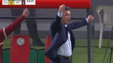 Gallardo dirigió su primer partido en la liga árabe.