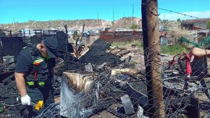 Voraz incendio consumió un merendero en el sector El Nido de Neuquén: «Necesitamos ayuda»