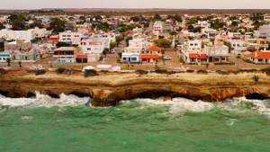 ¡Impresionante! Así golpean las olas en Las Grutas por la marea extraordinaria