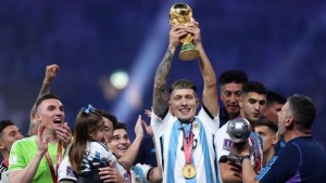 Balotaje: Lisandro Martínez apoyó un comunicado de exjugadores a favor de Massa