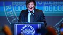 Imagen de Milei, el ajuste y los aguinaldos: “Si recaudamos 100, no vamos a gastar 120″