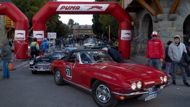 Así empezó las 1000 Millas Sport con más de 100 autos clásicos compitiendo en rutas patagónicas