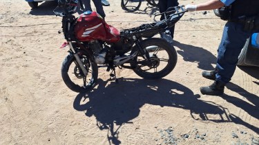 Murió un motociclista tras chocar con un colectivo en Neuquén: la víctima tenía 24 años 