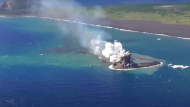 Impactante: registraron en directo el nacimiento de una isla en Japón