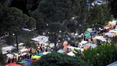 Los stands, alrededor de 500, se despliegan en el bulevar de la avenida Argentina en Neuquén (foto Matías Subat)
