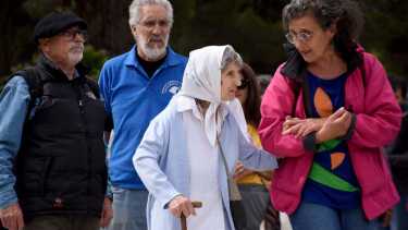 Lolín Rigoni lideró la marcha de los jueves en el la ronda alrededor del monumento de la madre (foto Matias Subat)