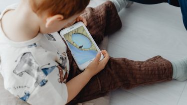 Razones para retrasar el uso del celular: la pérdida de la atención