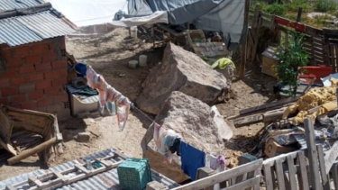 Cayó una roca de las bardas en el patio de una casa, en Villa Regina. Foto: Municipalidad de Regina