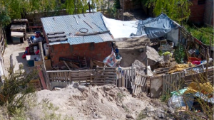 Cayó una roca de las bardas en el patio de una casa, en Villa Regina: aplastó la cucha del perro
