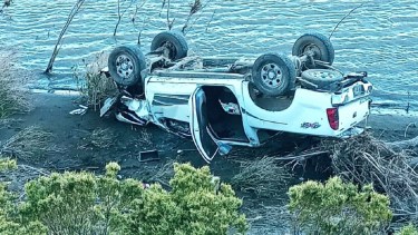 Una familia volcó cerca de Andacollo y casi termina en el río Neuquén: iban a Los Miches. foto Nicolás Fuentes