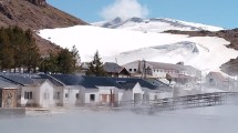 Imagen de Un viaje al bienestar: un día en las termas de Copahue entre fumarolas y nieve