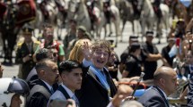 Imagen de Video: a Milei le lanzaron una botella cuando se dirigía a Casa Rosada y le pasó muy cerca